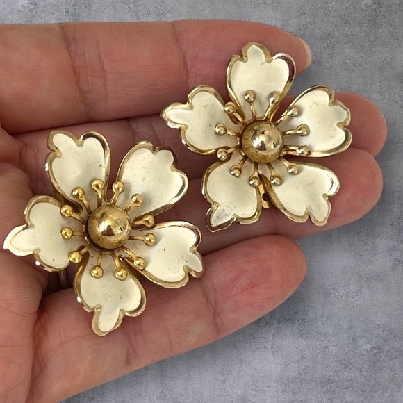 Large white enamel flower clip on earrings, gold tone - Picture 2 of 5
